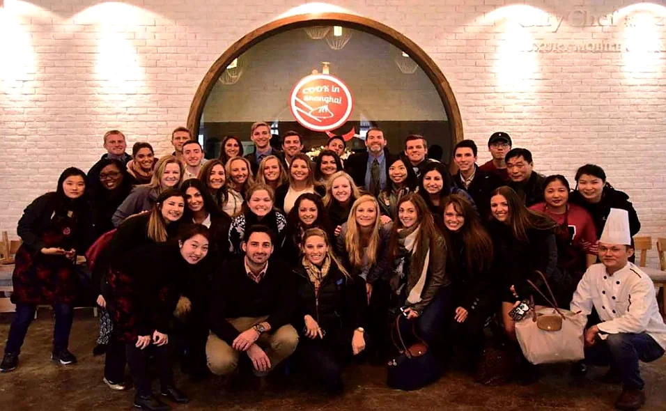 Deltagare samlade vid en tidigare företagsaktivitet arrangerad av Cook in Shanghai
